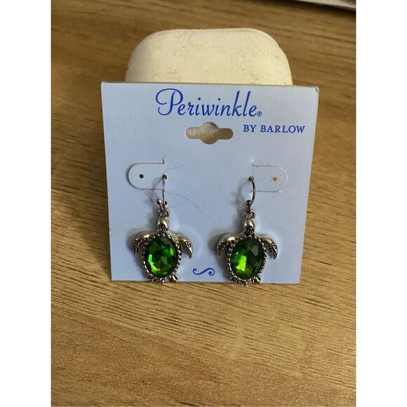Periwinkle by Barlow NWT Green Turtle Dangle Earrings, Silver Plated - Picture 1 of 4